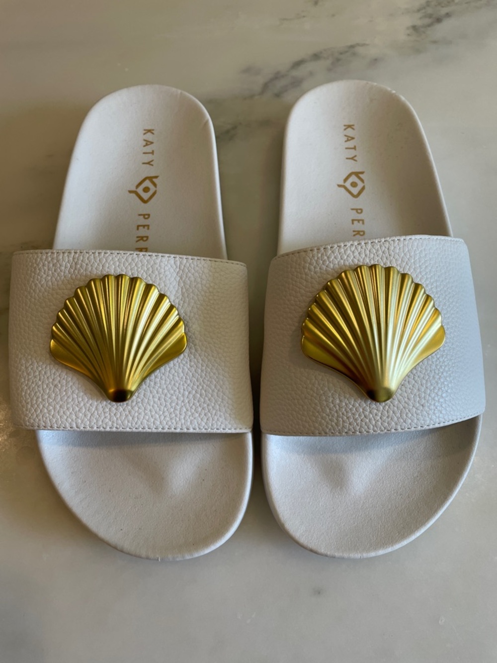Katy Perry Shell Pool Slide in White, Size 6